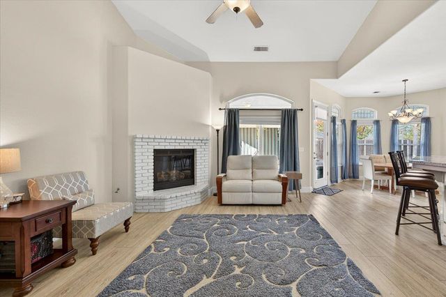 174 N Lind Avenue, Clovis, CA 93612