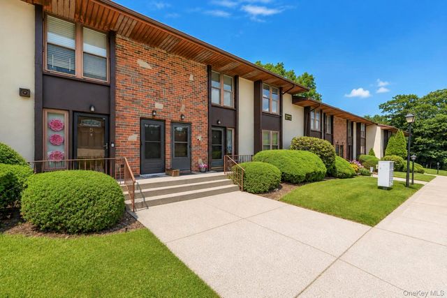 8 Sycamore Court 8, Selden, NY 11784