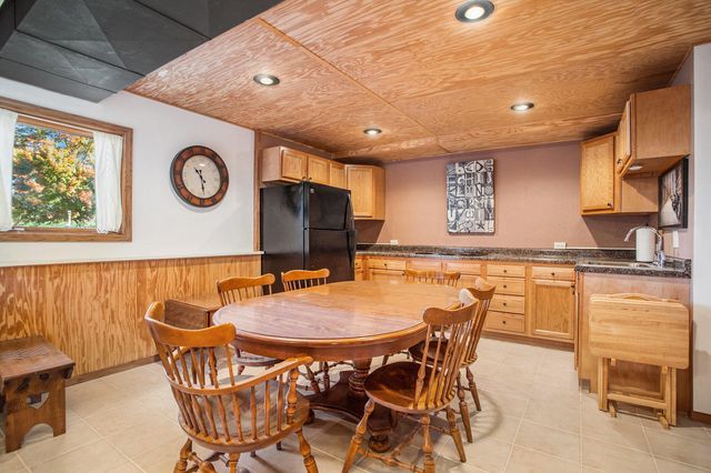 18 W Suttons Ridge, Newton Twp, MI 49014