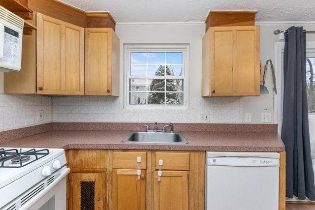 945 Riverside Dr 3B, Methuen, MA 01844