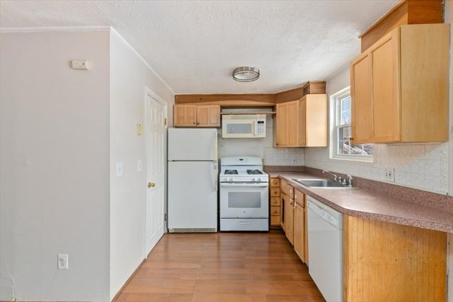 945 Riverside Dr 3B, Methuen, MA 01844