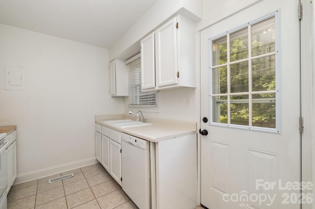 564 Wakefield Drive B, Charlotte, NC 28209