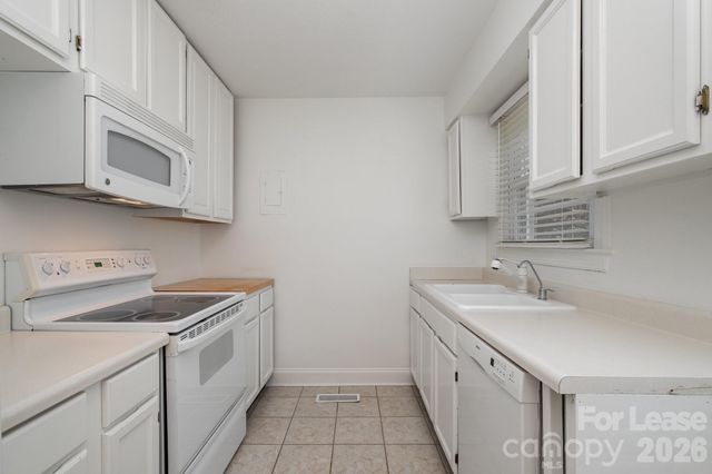 564 Wakefield Drive B, Charlotte, NC 28209