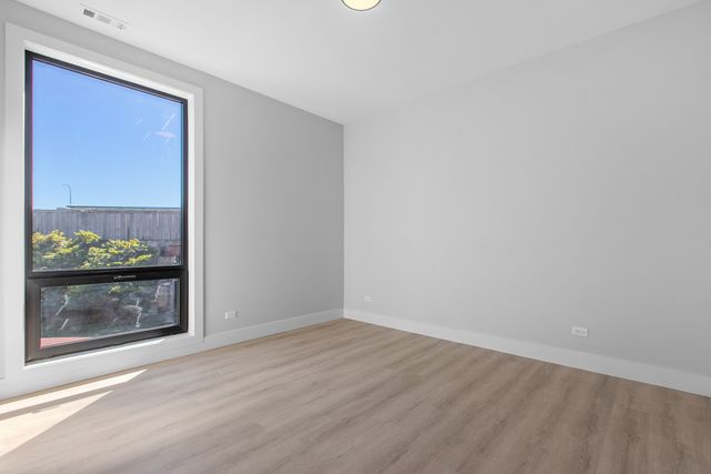 3953 W Dakin Street 405, Chicago, IL 60618