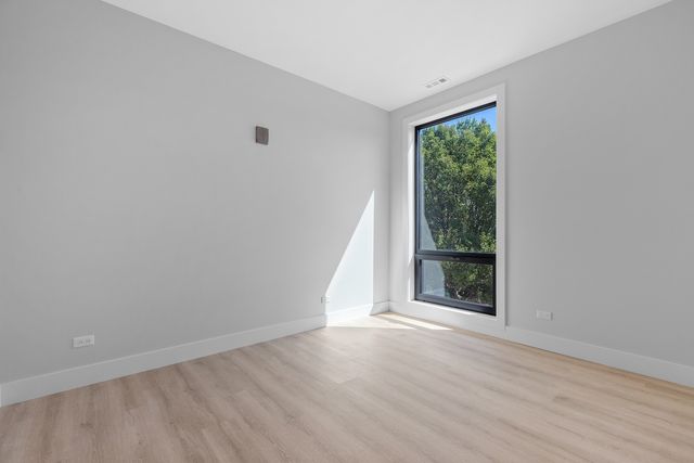 3953 W Dakin Street 405, Chicago, IL 60618