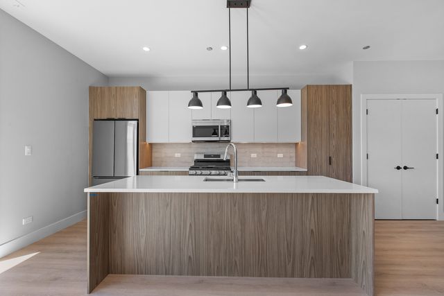 3953 W Dakin Street 405, Chicago, IL 60618