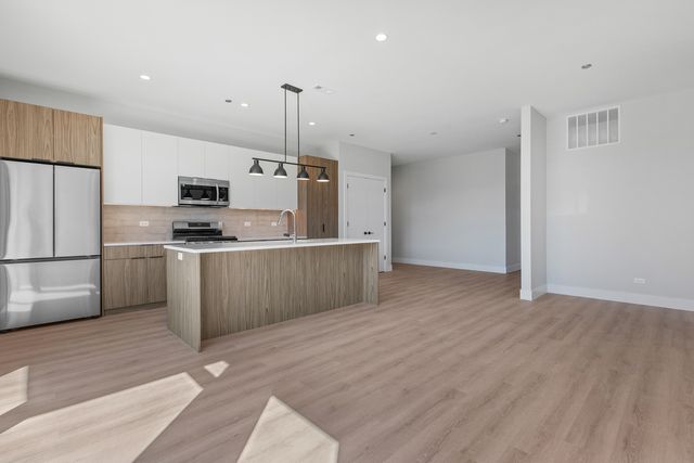 3953 W Dakin Street 405, Chicago, IL 60618