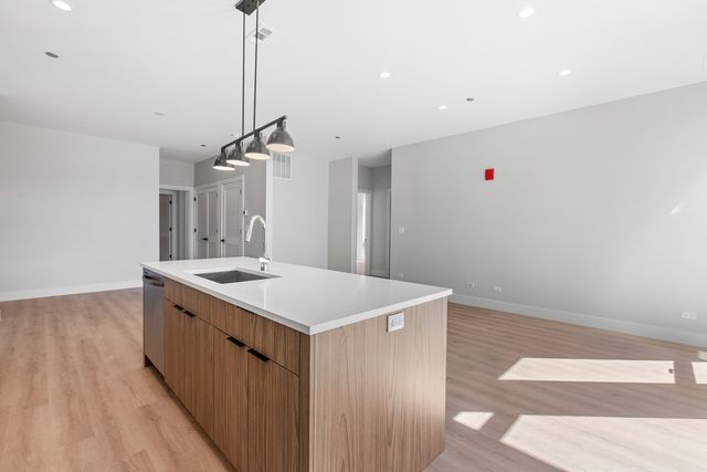 3953 W Dakin Street 405, Chicago, IL 60618