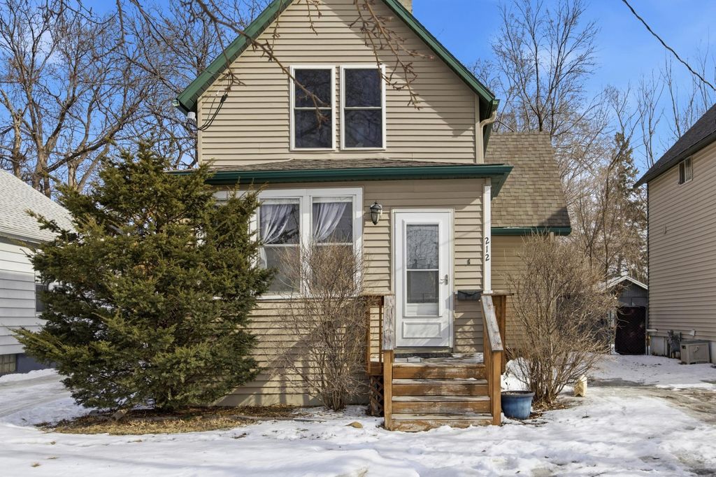 212 11th Street S, Moorhead, MN 56560