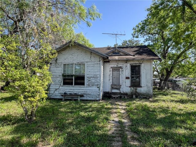 701 E Henrietta Ave, Kingsville, TX 78363