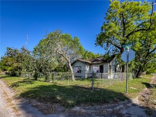 701 E Henrietta Ave, Kingsville, TX 78363