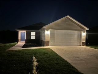 801 S Katlyn Drive, Siloam Springs, AR 72761