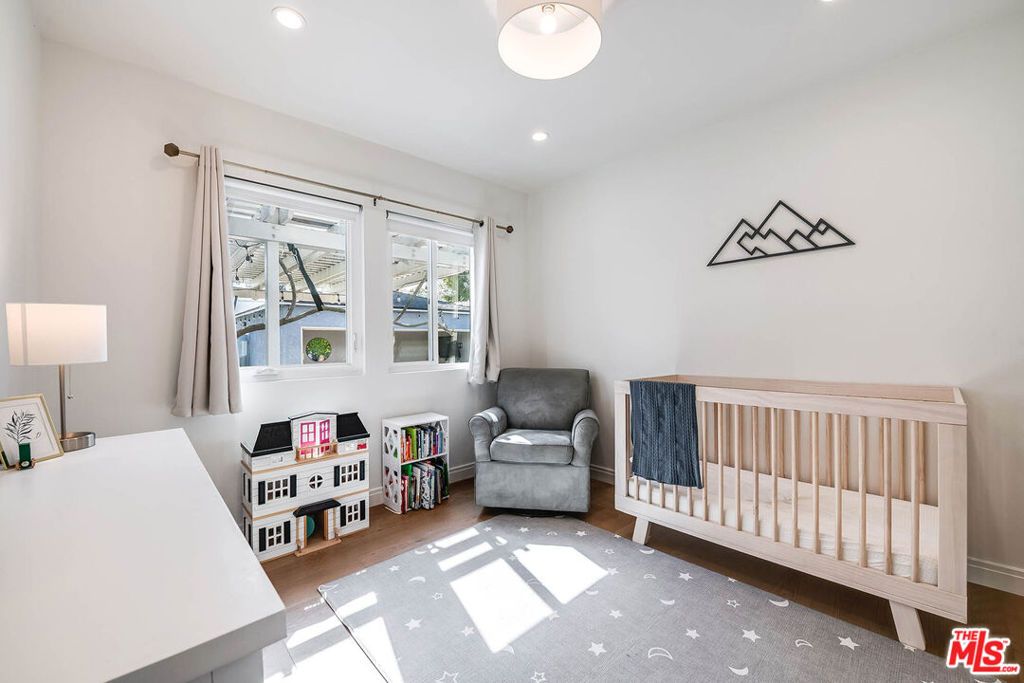 Image 11 of property listing at 14716 Killion Street, Sherman Oaks, CA 91411