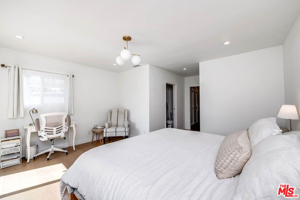 Image 14 of property listing at 14716 Killion Street, Sherman Oaks, CA 91411