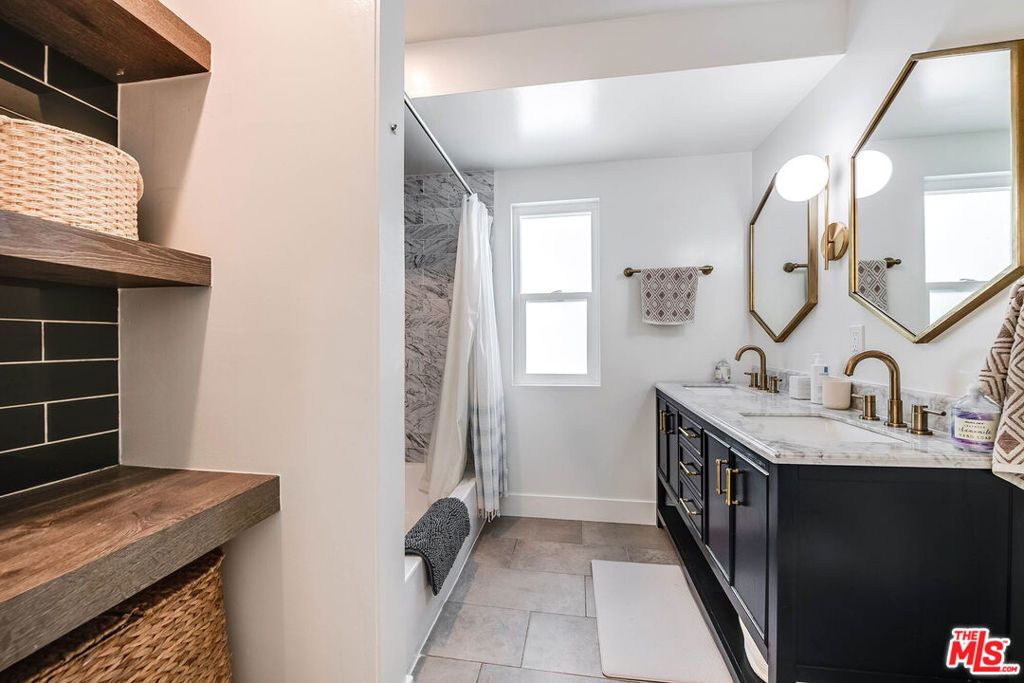 Image 15 of property listing at 14716 Killion Street, Sherman Oaks, CA 91411