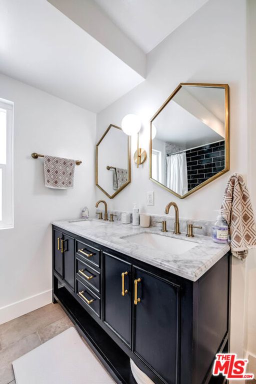 Image 16 of property listing at 14716 Killion Street, Sherman Oaks, CA 91411