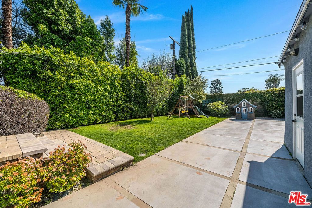 Image 17 of property listing at 14716 Killion Street, Sherman Oaks, CA 91411