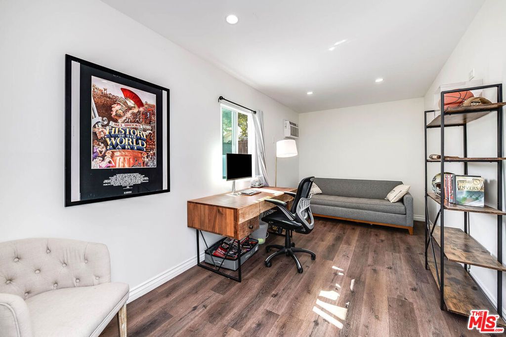 Image 18 of property listing at 14716 Killion Street, Sherman Oaks, CA 91411