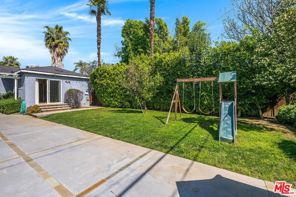 Image 19 of property listing at 14716 Killion Street, Sherman Oaks, CA 91411