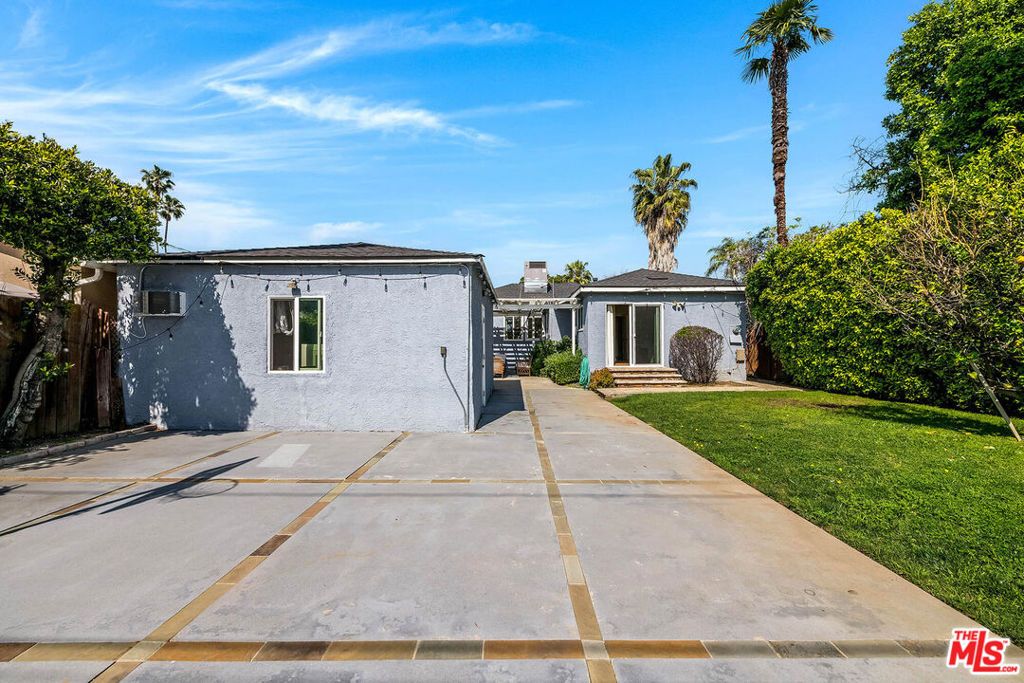 Image 20 of property listing at 14716 Killion Street, Sherman Oaks, CA 91411