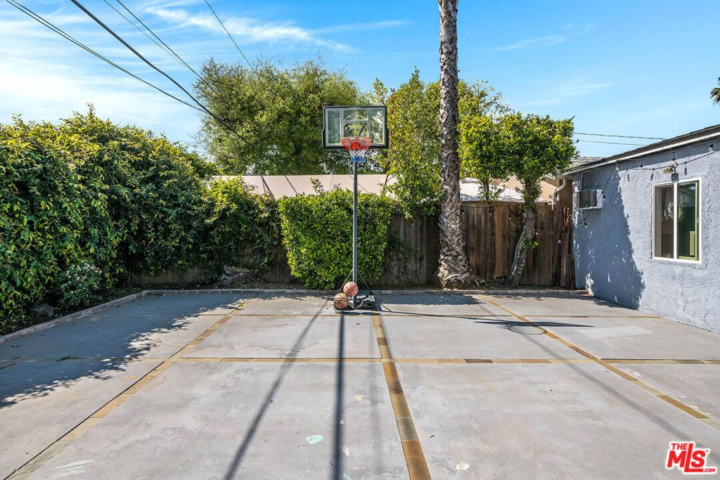 Image 21 of property listing at 14716 Killion Street, Sherman Oaks, CA 91411