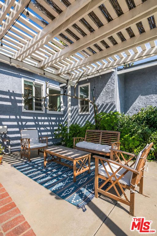 Image 22 of property listing at 14716 Killion Street, Sherman Oaks, CA 91411