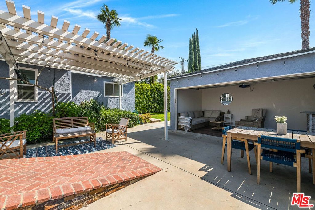 Image 23 of property listing at 14716 Killion Street, Sherman Oaks, CA 91411