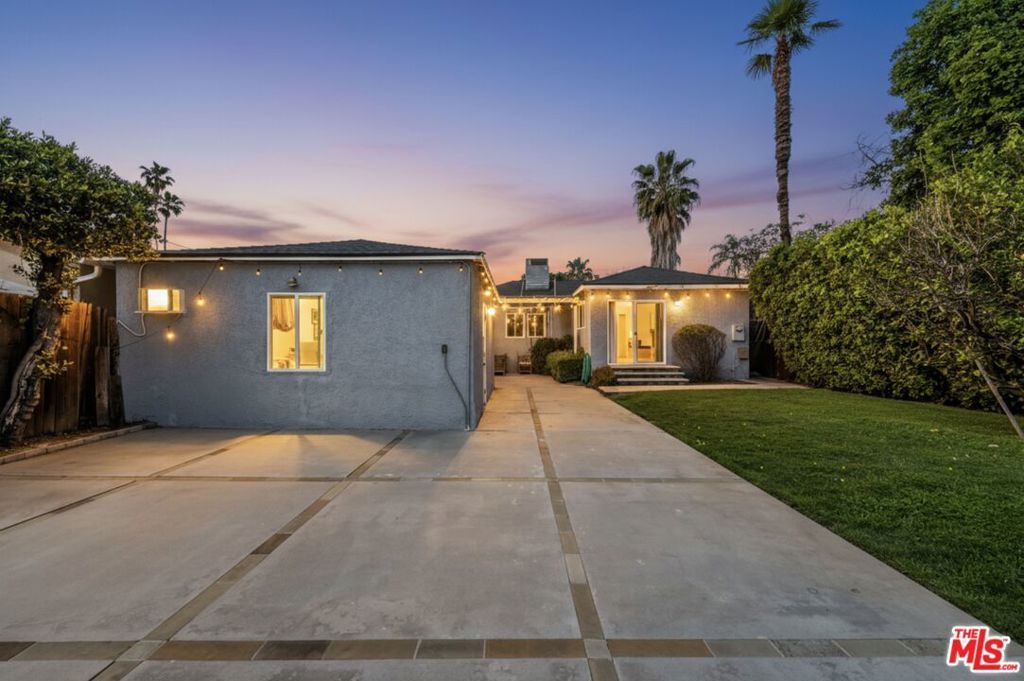 Image 25 of property listing at 14716 Killion Street, Sherman Oaks, CA 91411