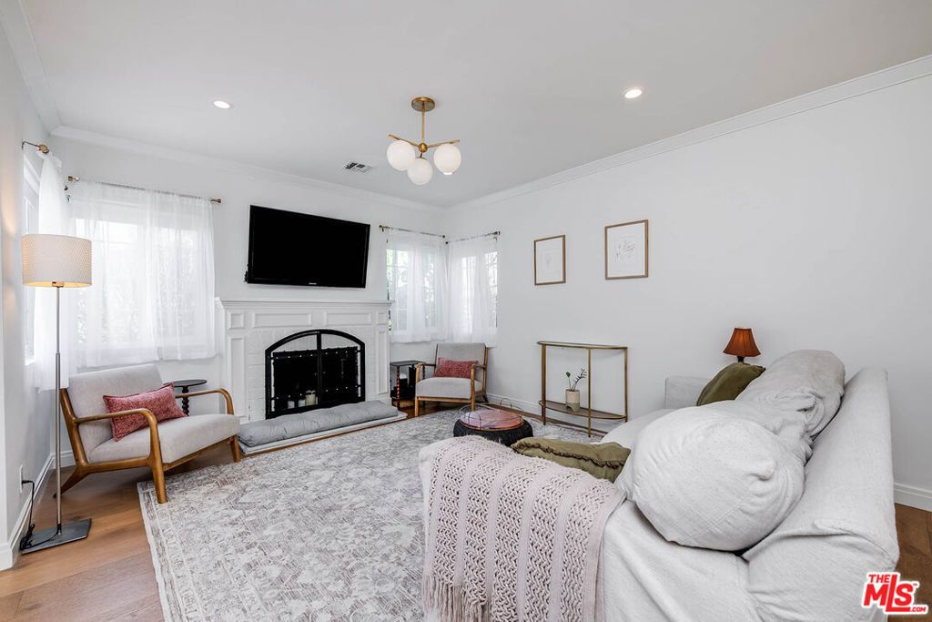 Image 4 of property listing at 14716 Killion Street, Sherman Oaks, CA 91411