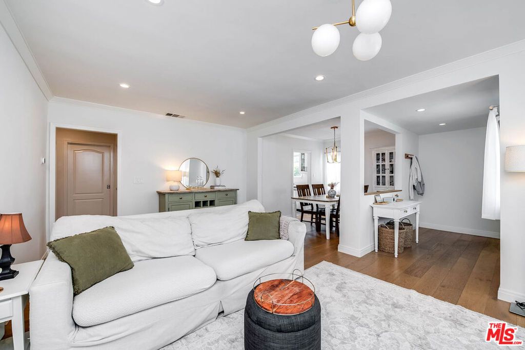 Image 5 of property listing at 14716 Killion Street, Sherman Oaks, CA 91411