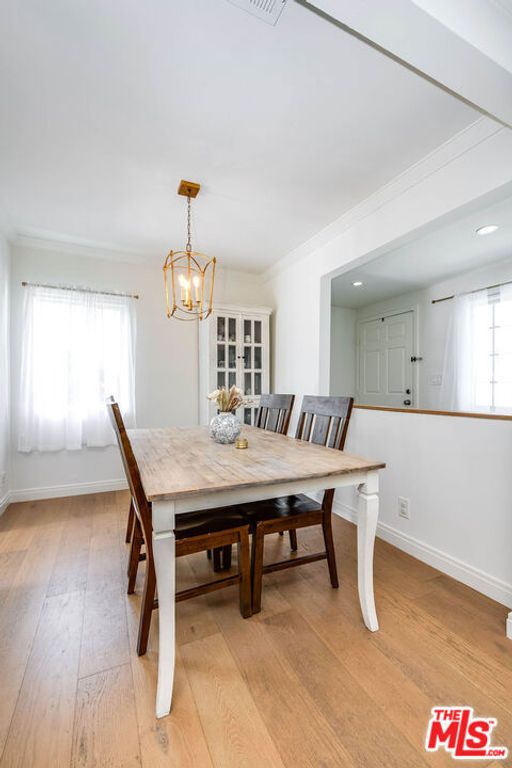 Image 6 of property listing at 14716 Killion Street, Sherman Oaks, CA 91411