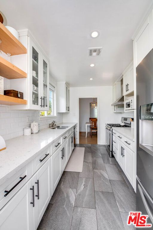 Image 8 of property listing at 14716 Killion Street, Sherman Oaks, CA 91411