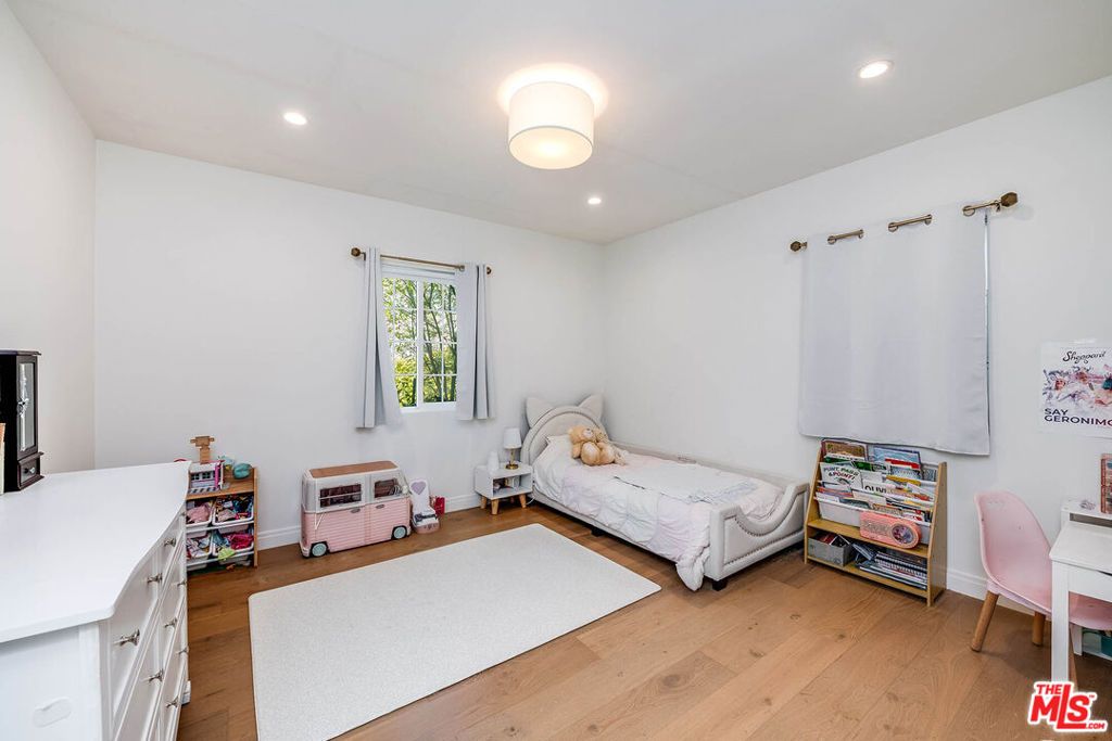 Image 9 of property listing at 14716 Killion Street, Sherman Oaks, CA 91411