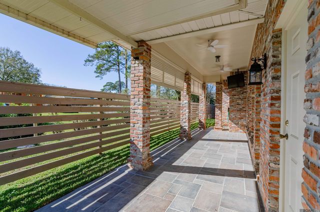 8120 Rosewood Dr, Denham Springs, LA 70726