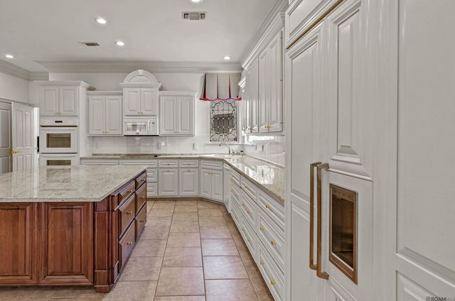 8120 Rosewood Dr, Denham Springs, LA 70726