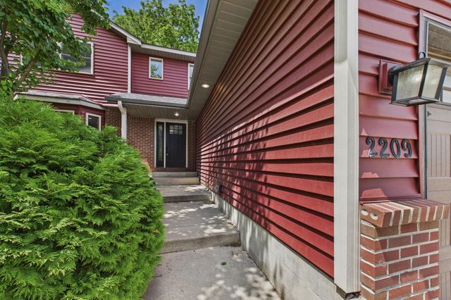 2209 Beacon Drive SW, Rochester, MN 55902