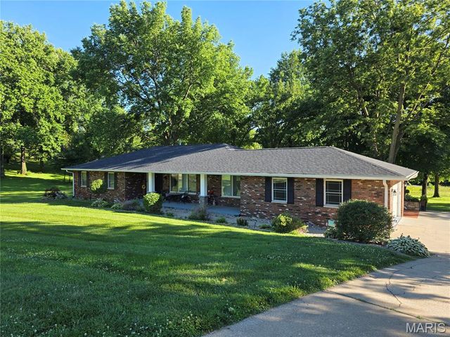 8 W Lockhaven CT Court, Edwardsville, IL 62025