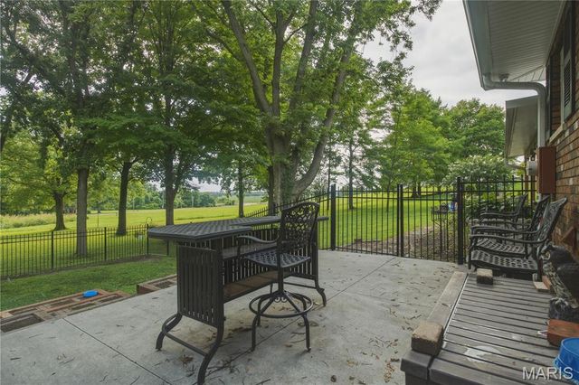 8 W Lockhaven CT Court, Edwardsville, IL 62025