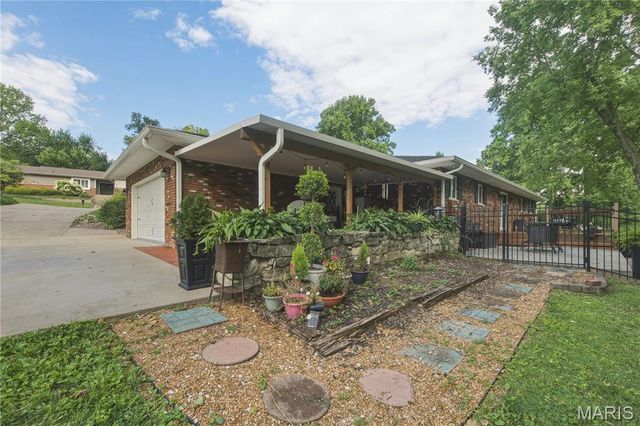8 W Lockhaven CT Court, Edwardsville, IL 62025