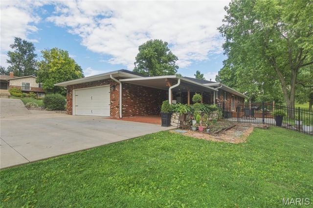 8 W Lockhaven CT Court, Edwardsville, IL 62025