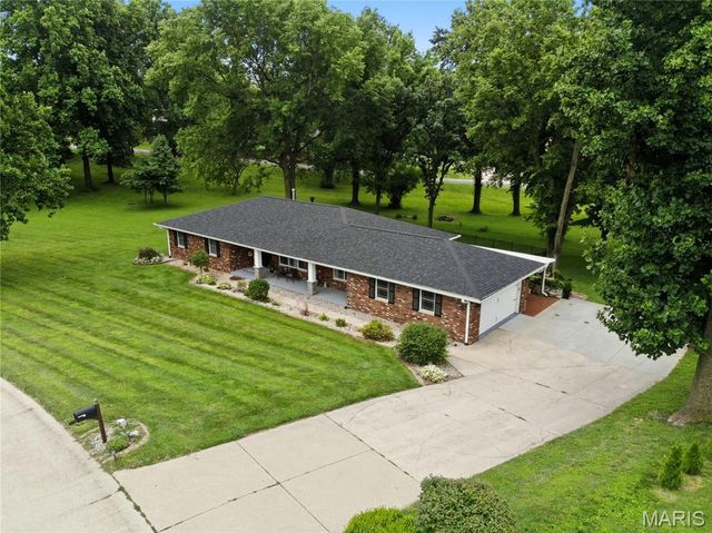 8 W Lockhaven CT Court, Edwardsville, IL 62025