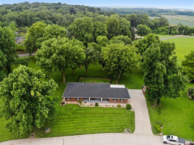 8 W Lockhaven CT Court, Edwardsville, IL 62025