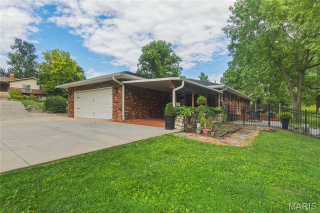 8 W Lockhaven CT Court, Edwardsville, IL 62025
