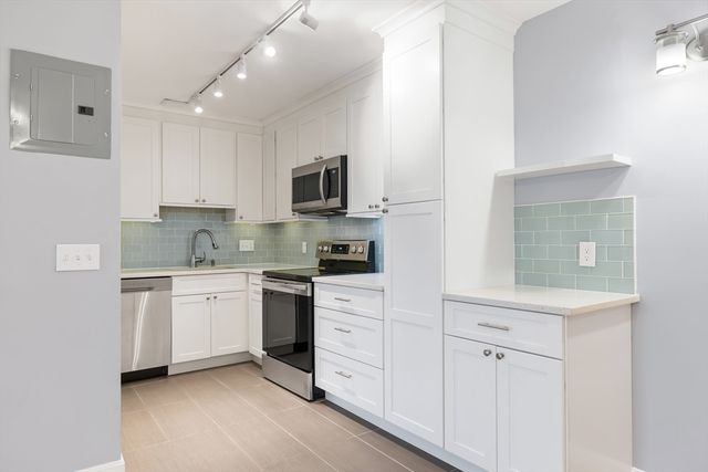 164 Galen St 74, Watertown, MA 02472