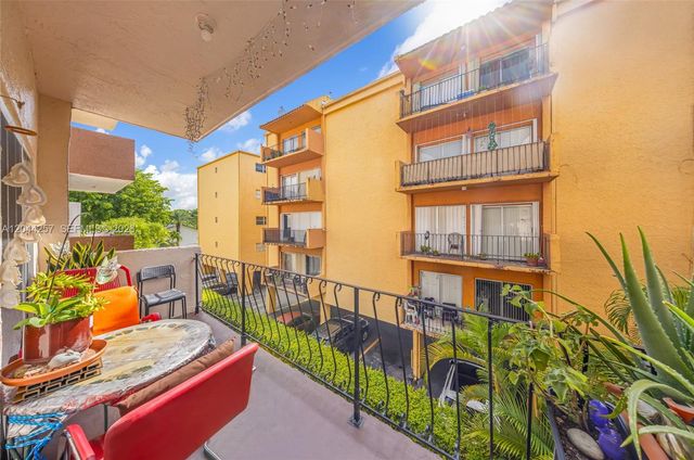 1950 W 54th St 206, Hialeah, FL 33012