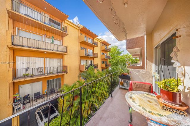 1950 W 54th St 206, Hialeah, FL 33012