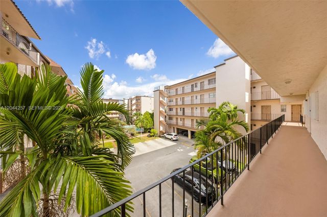 1950 W 54th St 206, Hialeah, FL 33012