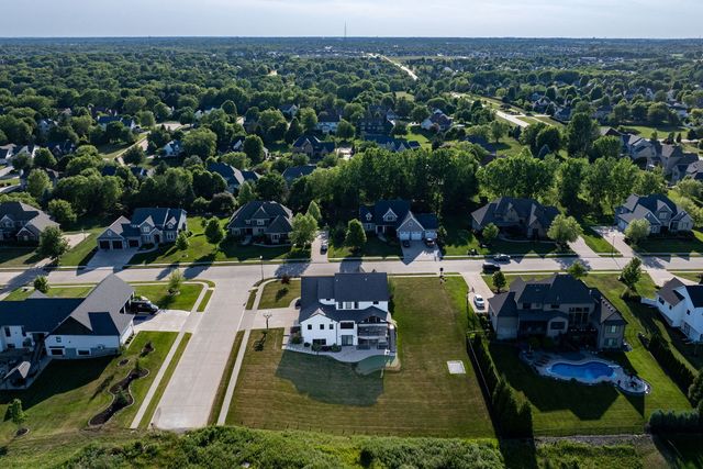 5175 Pigeon Creek Trail, Bettendorf, IA 52722