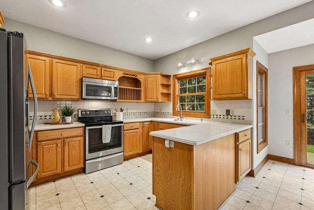 398 Oneida STREET, Delafield, WI 53018