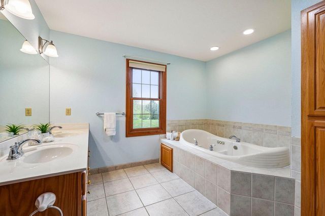 398 Oneida STREET, Delafield, WI 53018